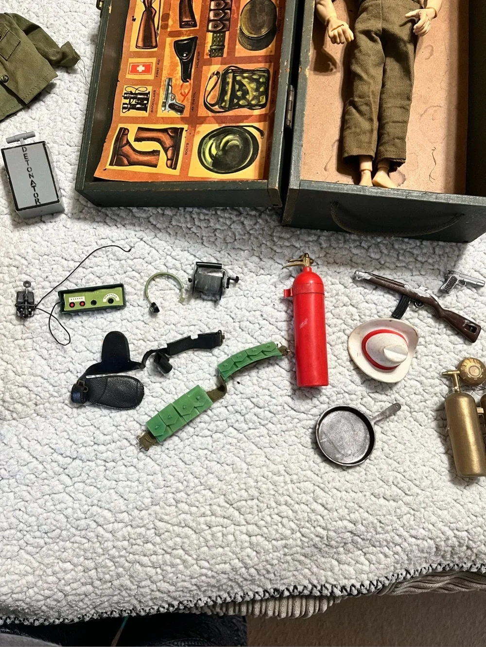 Vintage GI Joe 1964 Locker & Accessories with figures